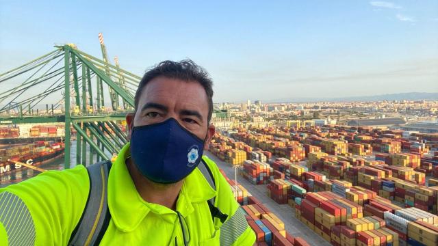 Roberto Máñez desde su puesto de trabajo en el Puerto de Valencia días antes del accidente de 2020..
