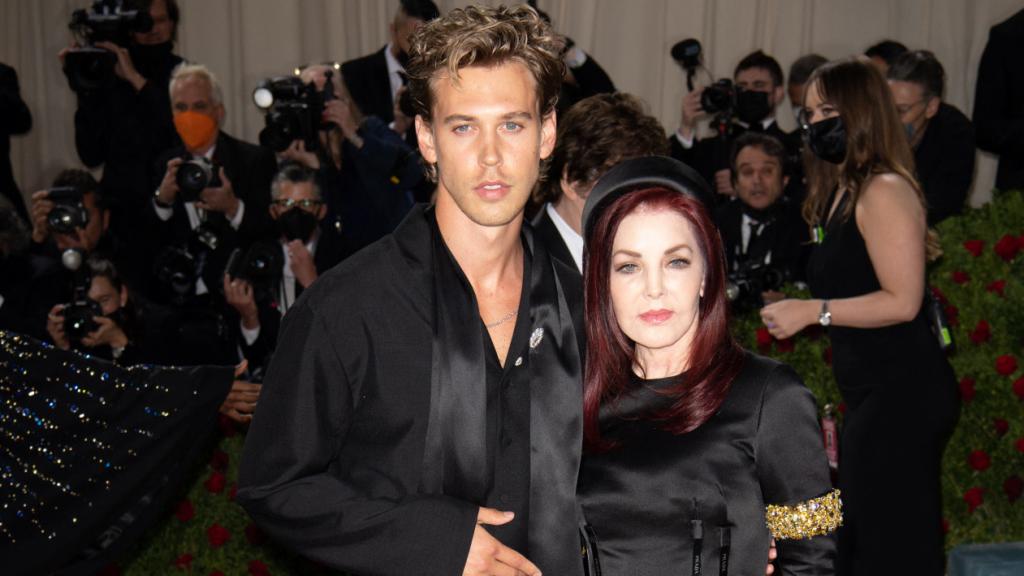 Priscilla Presley con Austin Butler, en la Gala del Met Gala de 2022.
