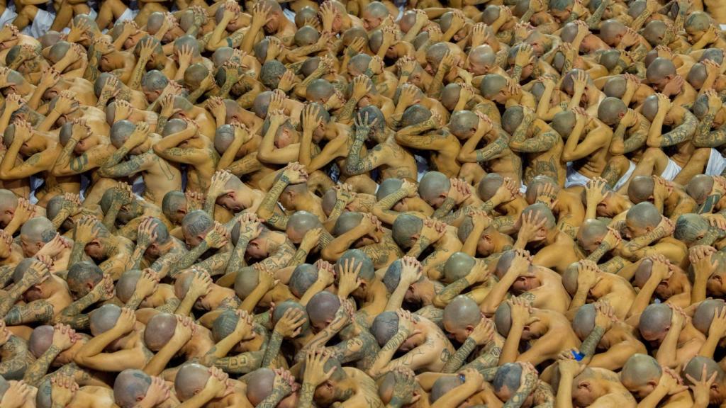 Los pandilleros esperan ser llevados a sus celdas, en Tecoluca, El Salvador