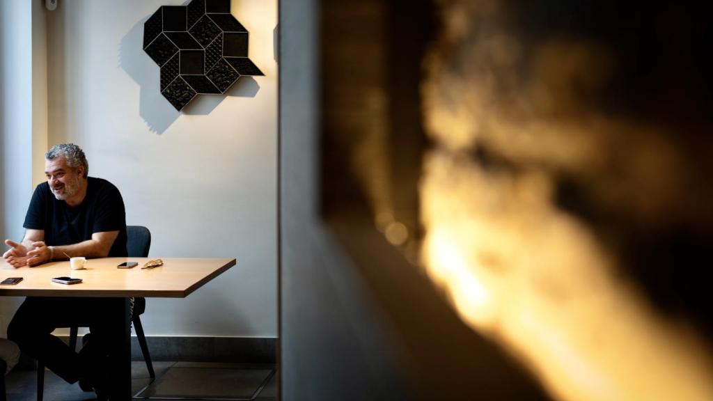 Dani Carnero, atándose el mandil.