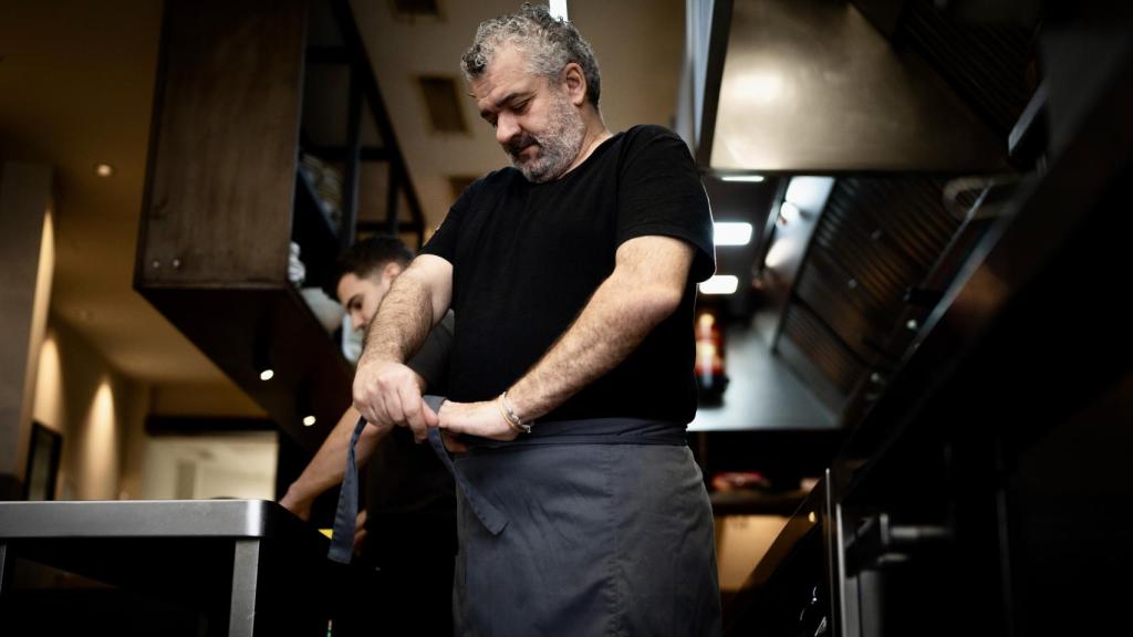 Fotografía de Dani Carnero mientras se ata el mandil.