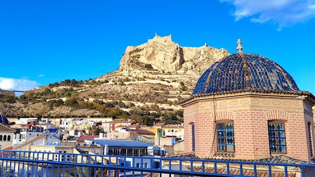 Las vistas que ofrecen los dos hoteles cinco estrellas de Alicante son uno de sus atractivos.