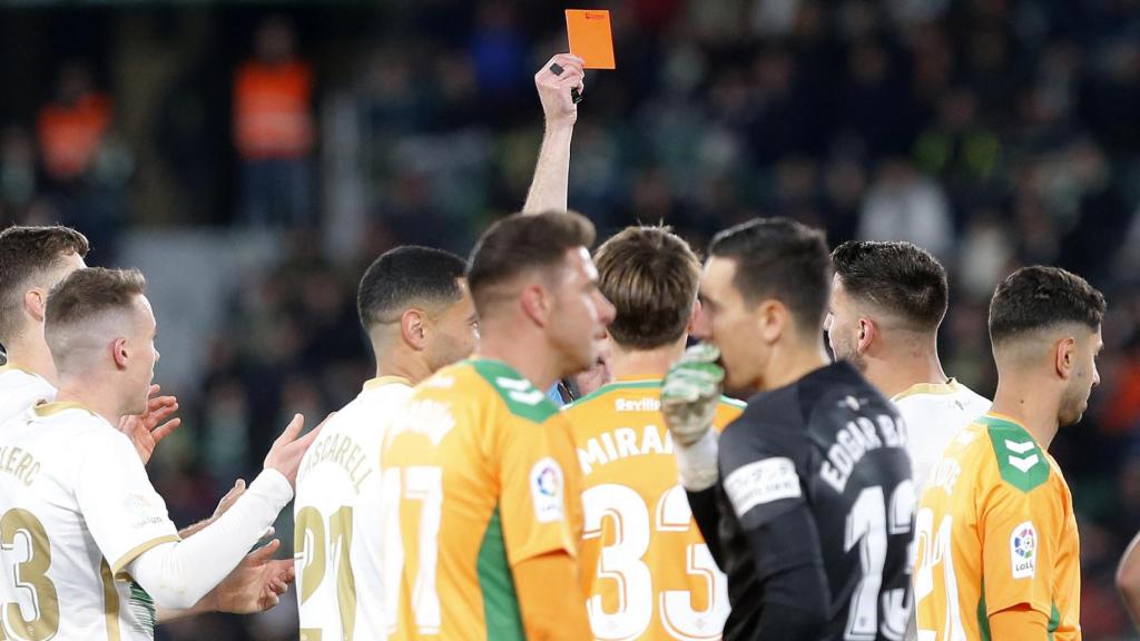 El colegiado Iglesias Villanueva expulsa a Lisandro Magallán, del Elche, durante el encuentro de LaLiga que Elche CF y Real Betis.