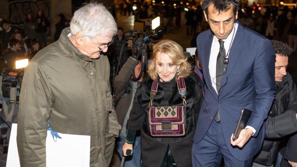 Esperanza Aguirre, junto con su marido y su escolta