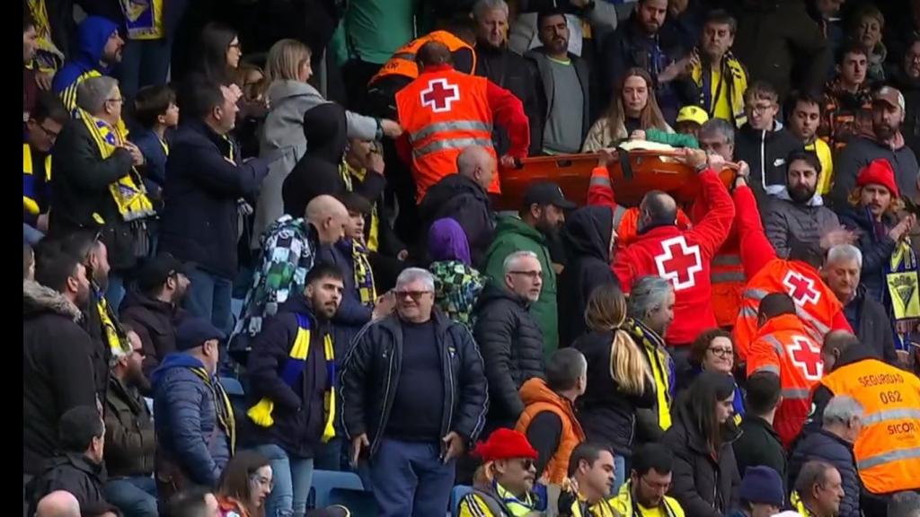 Un aficionado se lleva un balonazo en Cádiz.