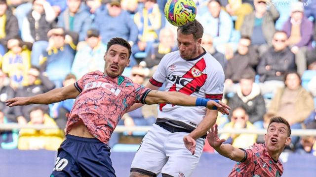 Lejeune cabecea un balón parado.