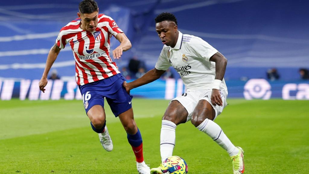 Vinicius realiza un regate a un jugador del Atlético.