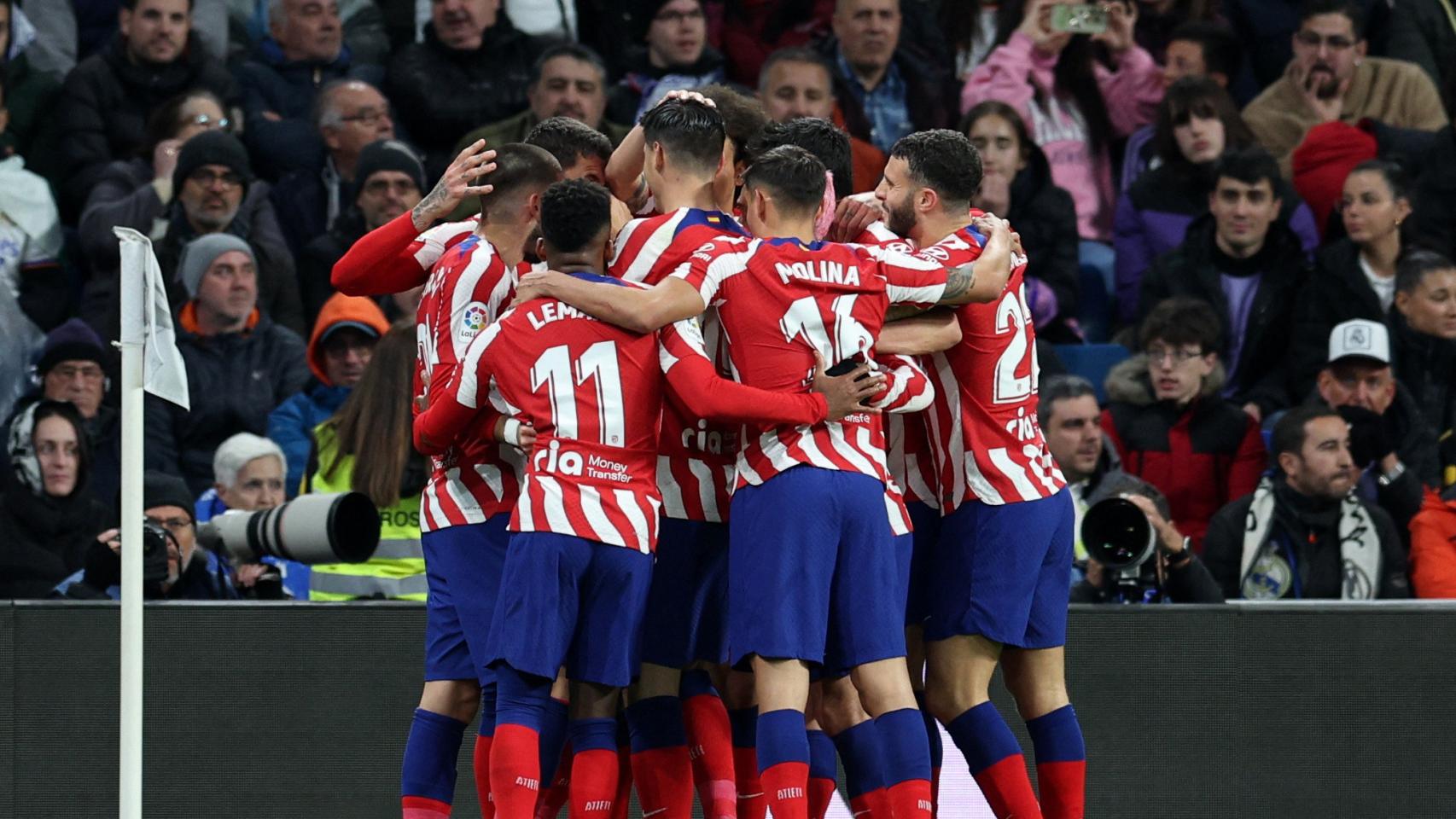 Militao corta un ataque del Atlético de Madrid.