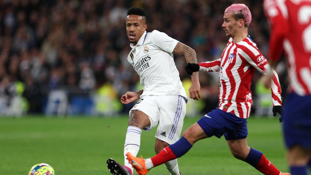 Militao sale con el balón jugado ante la presencia de futbolistas rivales.