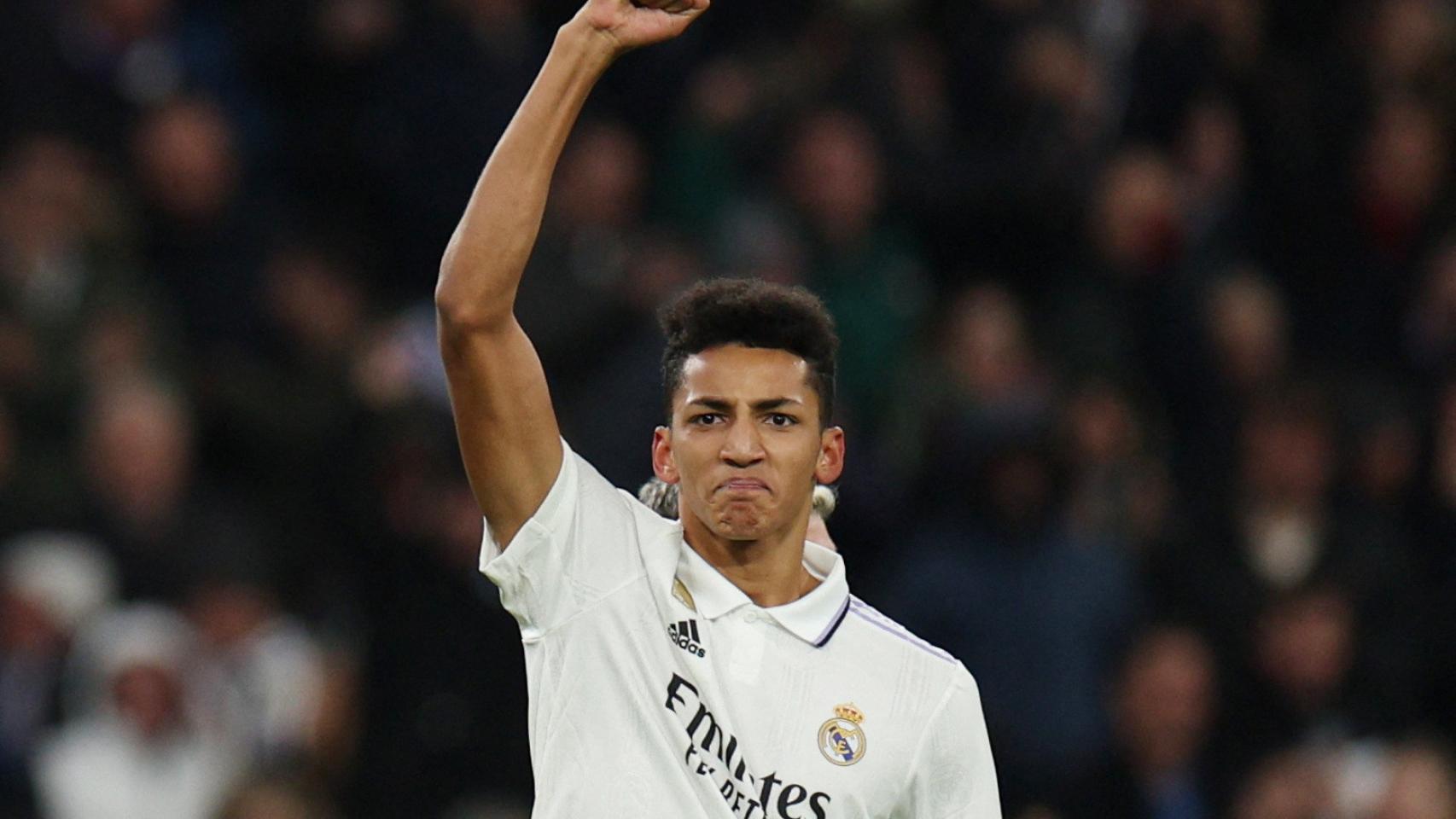 Álvaro Rodríguez celebra su primer gol con el Real Madrid.