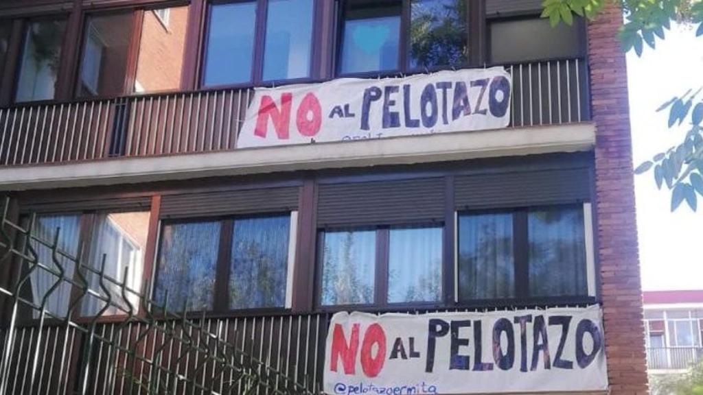 Carteles de los vecinos contra el pelotazo de la Ermita del Santo.