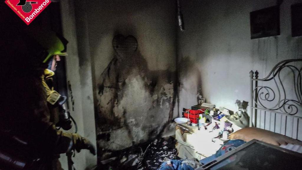 Los bomberos intervienen en el incendio de una vivienda en Torrevieja.