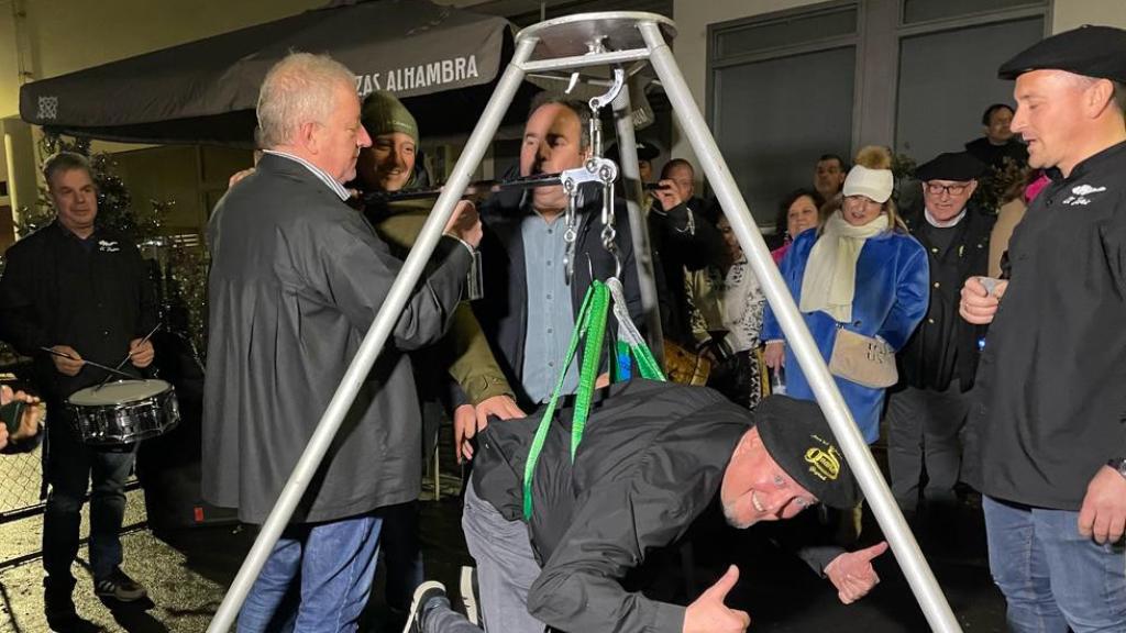 Fiesta solidaria de La Pesada peso en romana
