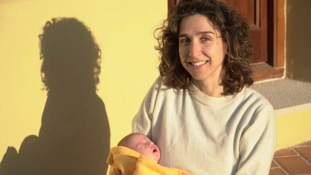 Francesca junto a sus padres en las calles de Carrícola (Valencia).