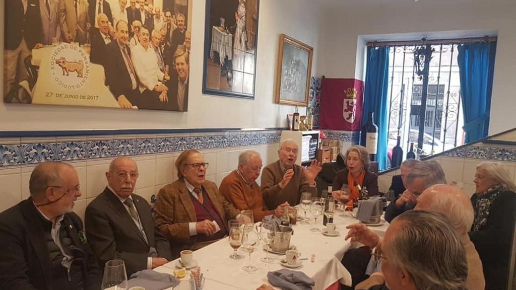 Ramón Tamames preside una tertulia de la Sociedad de Pensamiento Lúdico.