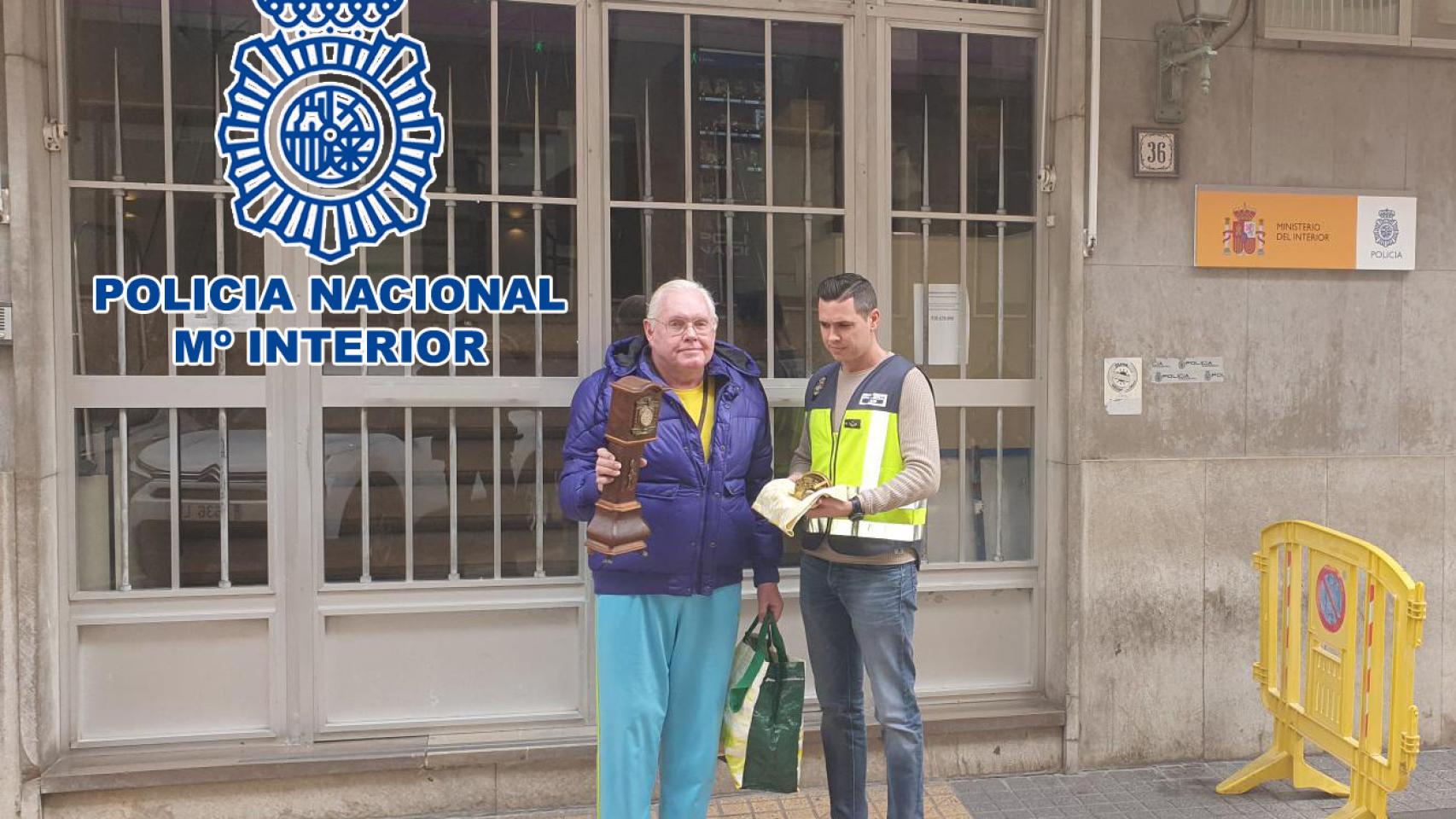 La entrega de los relojes en una imagen facilitada por la Policía.