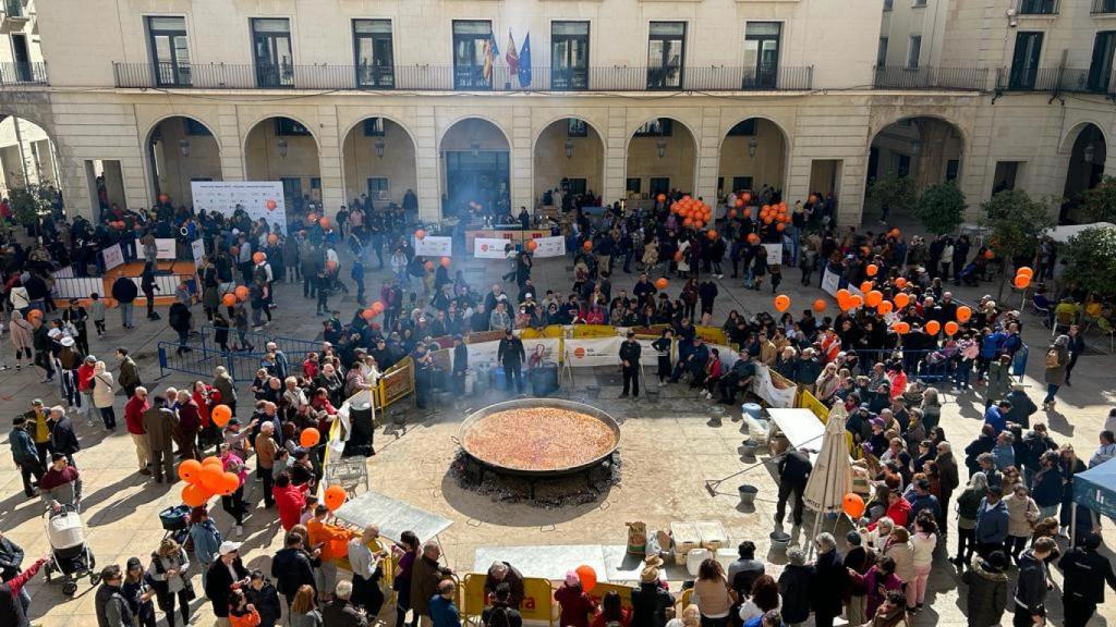 Alicante da la bienvenida a los mejores cocineros de España con un arroz gigante