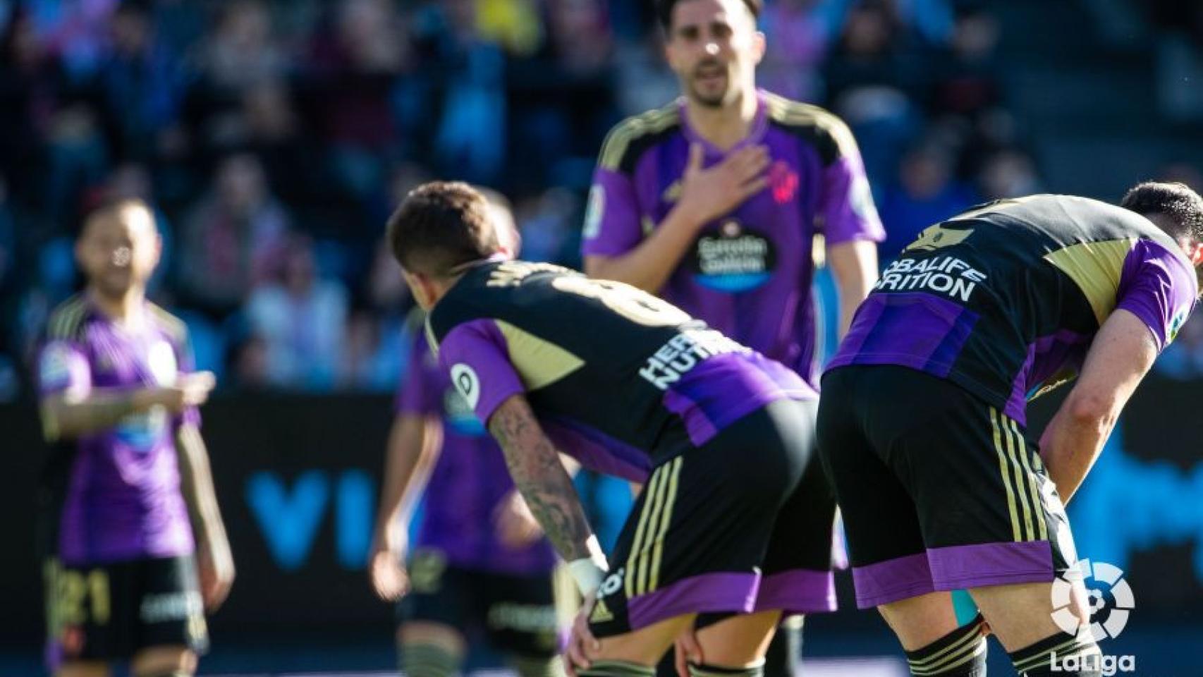 Los jugadores del Real Valladolid cabizbajos en Balaídos