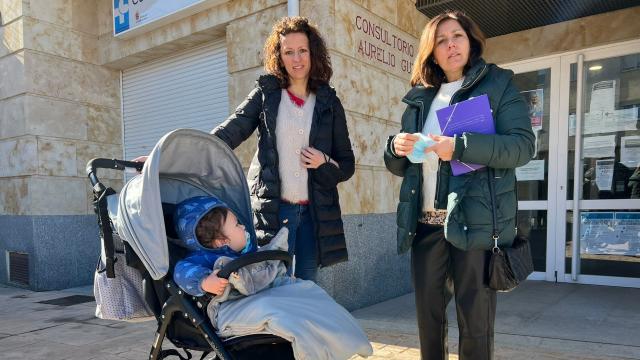 La concejala de Acción Social, Marisol García Rivero, explica a una usuaria las condiciones de la ayuda