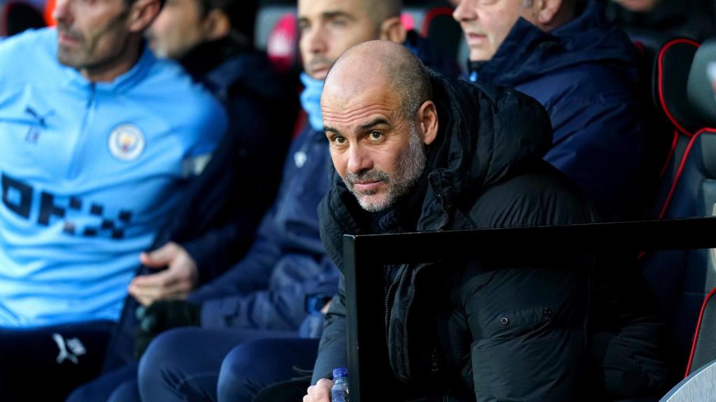 Pep Guardiola sentado en el banquillo del Vitality Stadium del Bournemouth