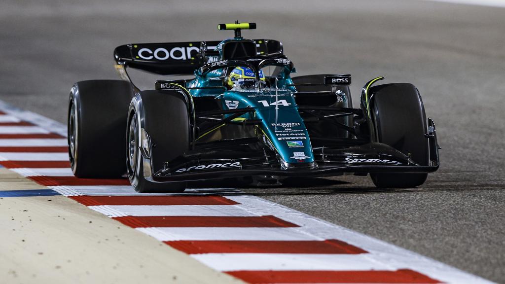 Fernando Alonso con su AMR23 en el circuito de Sakhir en Bahréin
