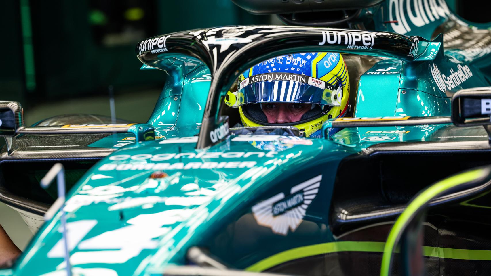 Fernando Alonso, subido al Aston Martin en los test de Bahréin.