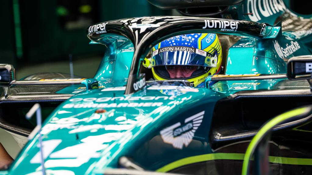 Fernando Alonso, subido al Aston Martin en los test de Bahréin.