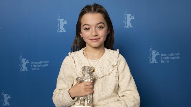 Sofía Otero con el Oso de Plata. Foto: Alexander Janetzko / Berlinale 2023