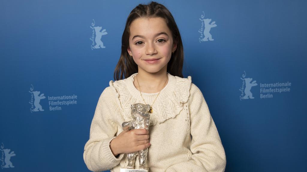 Sofía Otero con el Oso de Plata. Foto: Alexander Janetzko / Berlinale 2023