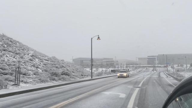 Una carretera de Los Ángeles, cubierta de nieve por la tormenta.