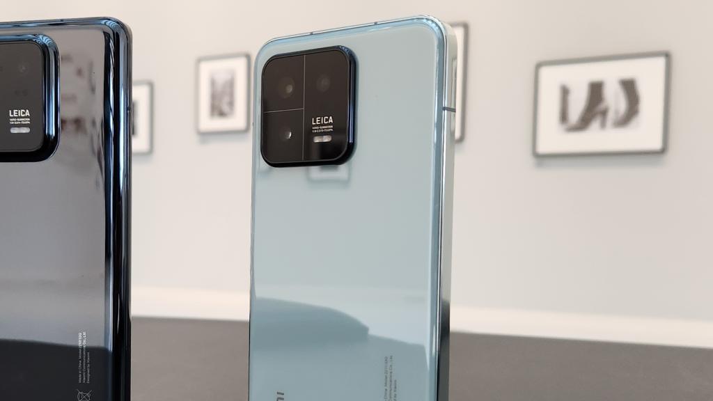Los nuevos Xiaomi 13 Pro y 13 (izq. y dch.)