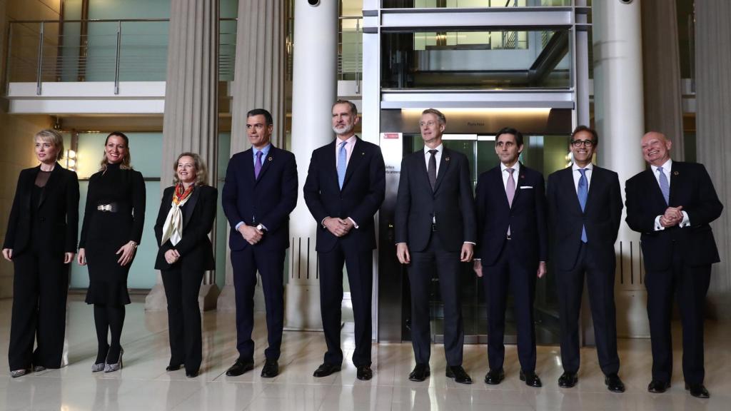 Felipe VI posa con las autoridades que le ha recibido a las puertas del  en el Museu Nacional de Arte de Cataluña.