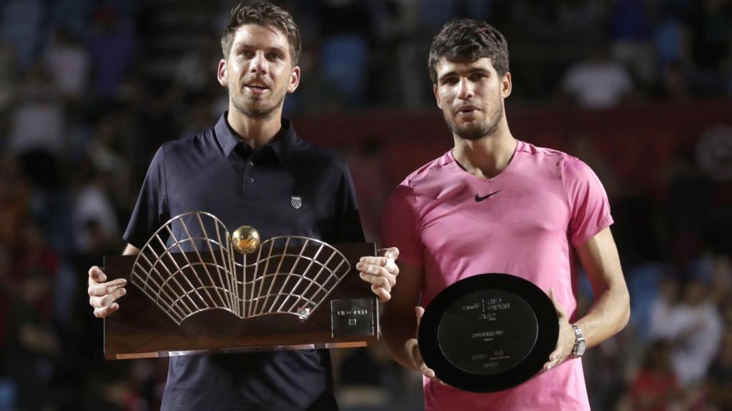 Cameron Norrie y Carlos Alcaraz, con los títulos de campeón y subcampeón del Abierto de Río de Janeiro