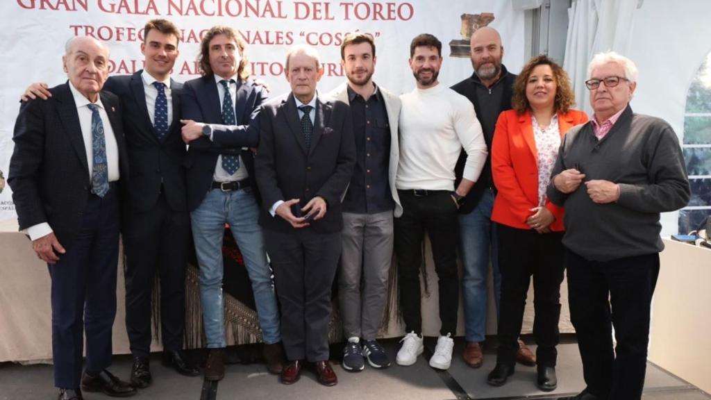 Santoyo, en el centro, arropado por compañeros y colaboradores de Rtvcyl