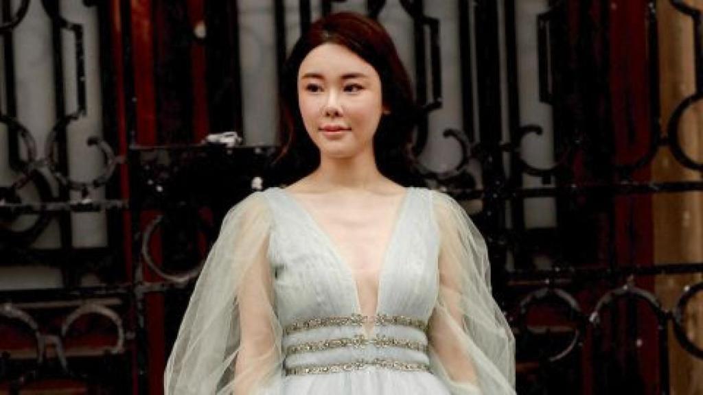 Abby Choi posando durante un evento.