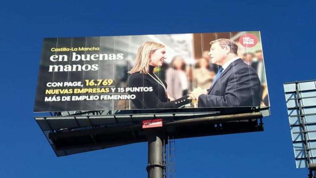 Una valla publicitaria contratada por el PSOE de Castilla-La Mancha durante la precampaña.