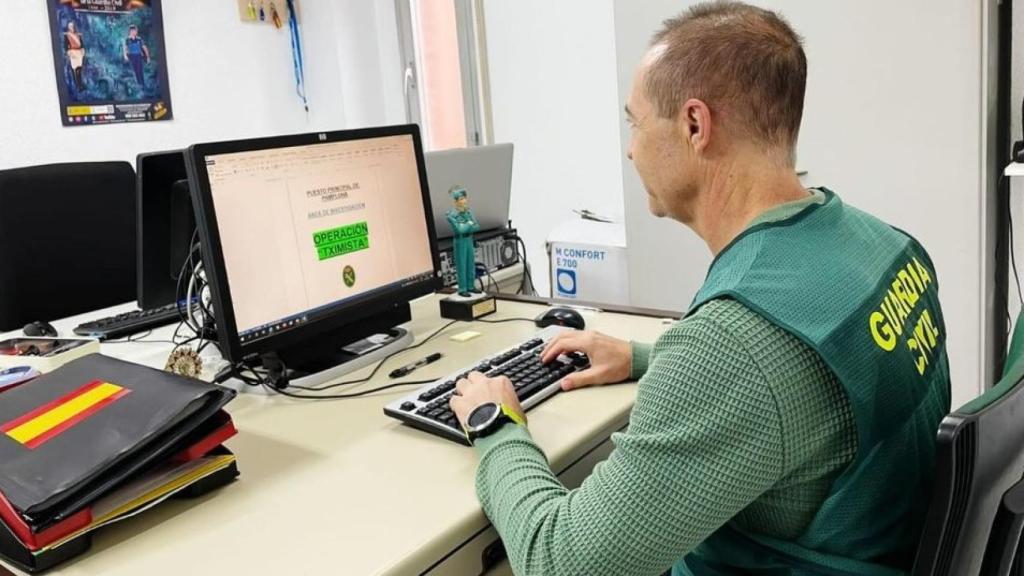 Un guardia civil tramitando una denuncia en una imagen de archivo.