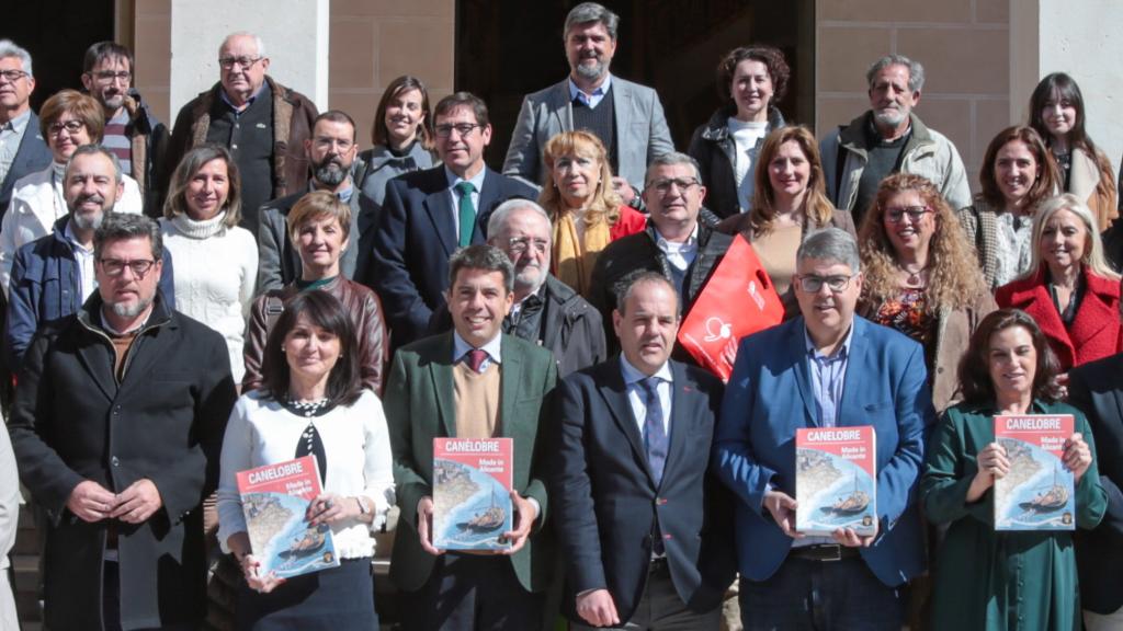 Foto de familia con algunos de los colaboradores en éste número.