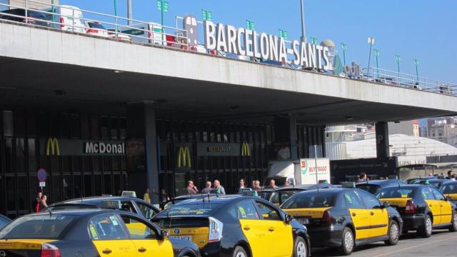 Taxis a la salida de la estación Barcelona Sants.