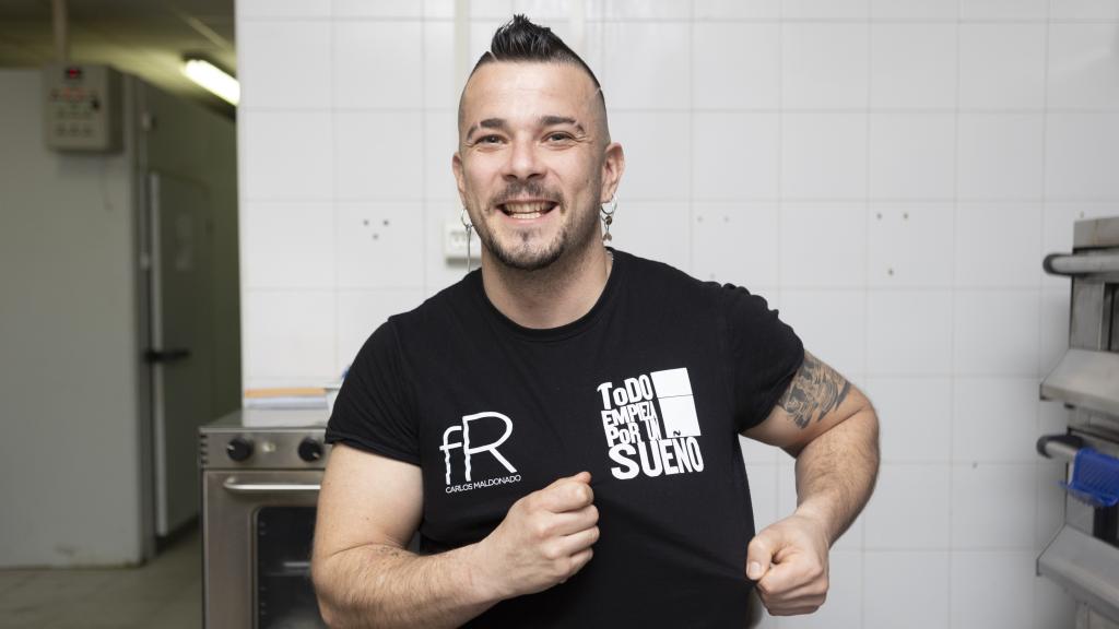 Carlos Maldonado, con la camiseta de la Fundación Raíces.