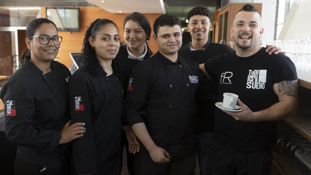 Carlos Maldonado tomando un café con otros alumnos de la escuela.