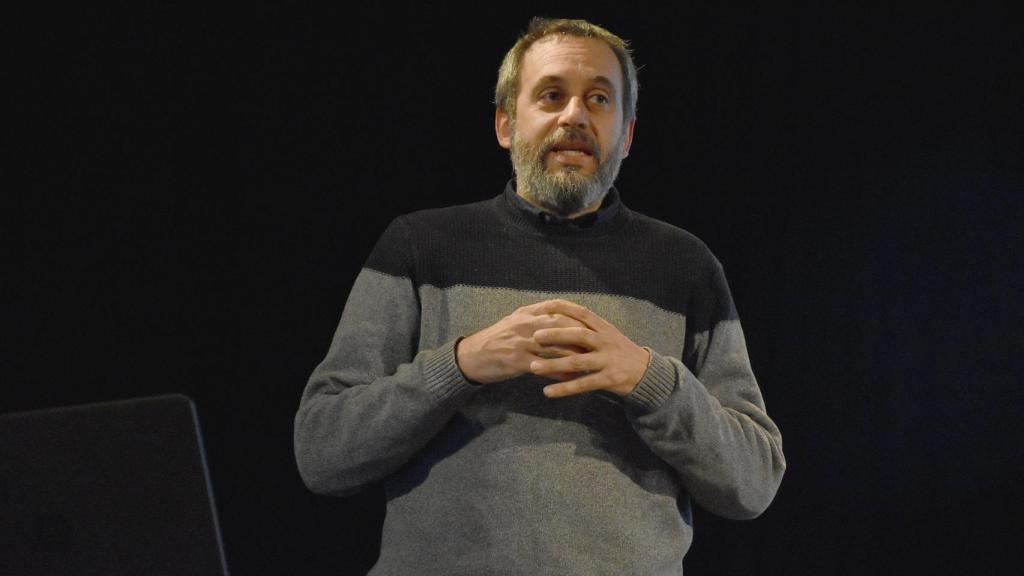 Iván Aranda durante la exposición