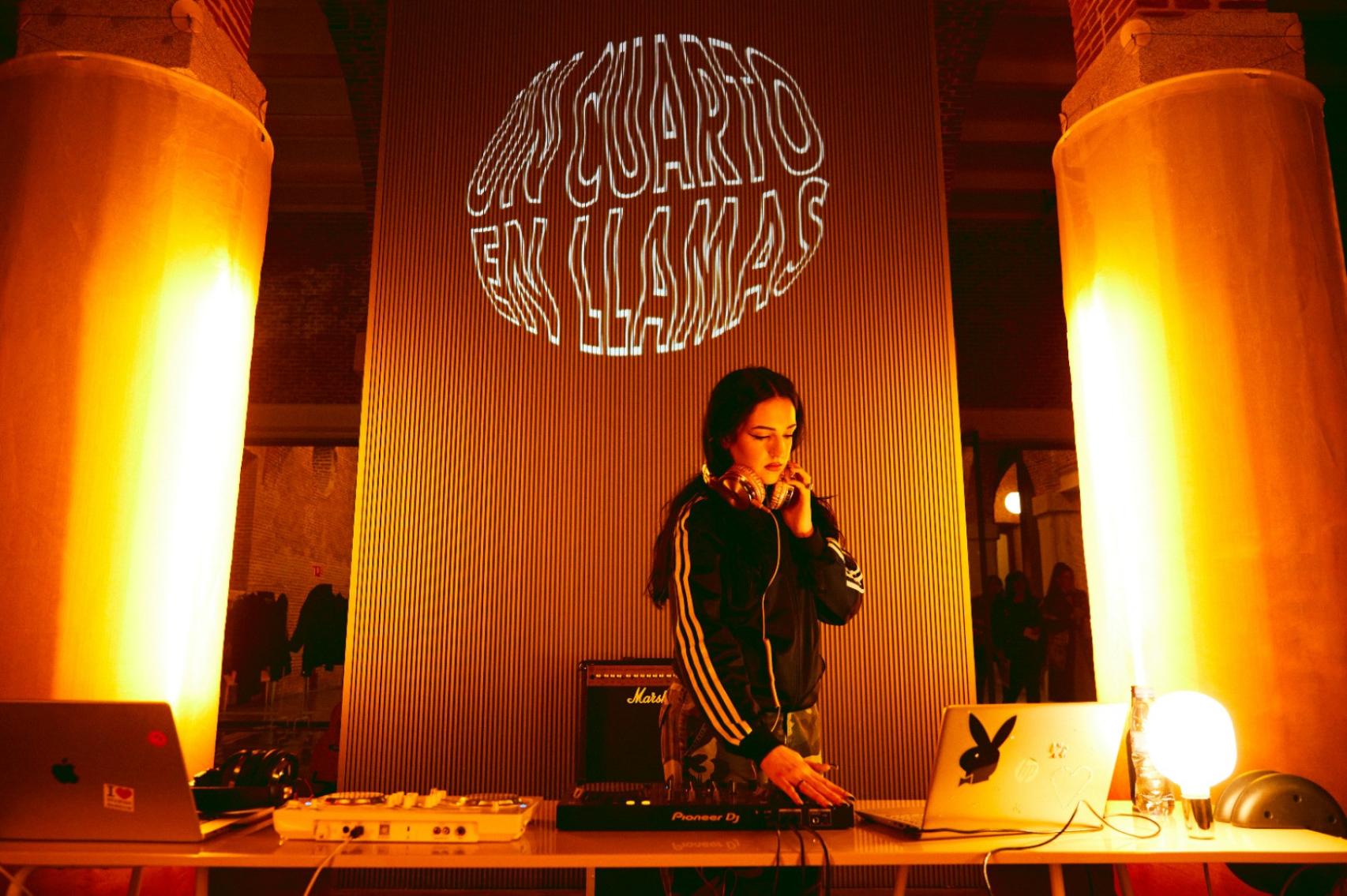 Una dj hace una sesión en 'Un cuarto en llamas'.
