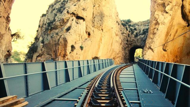 Este puente de acero del Mascarat es uno de los tres que no soportaría el peso de los nuevos trenes.