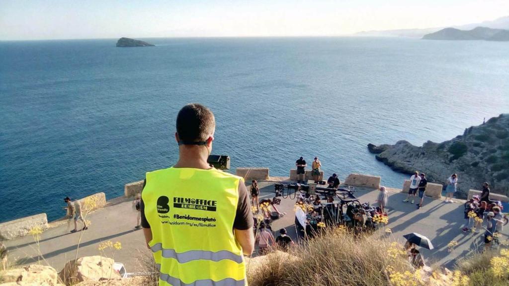 Un empleado de la Benidorm Film Office, durante un rodaje.