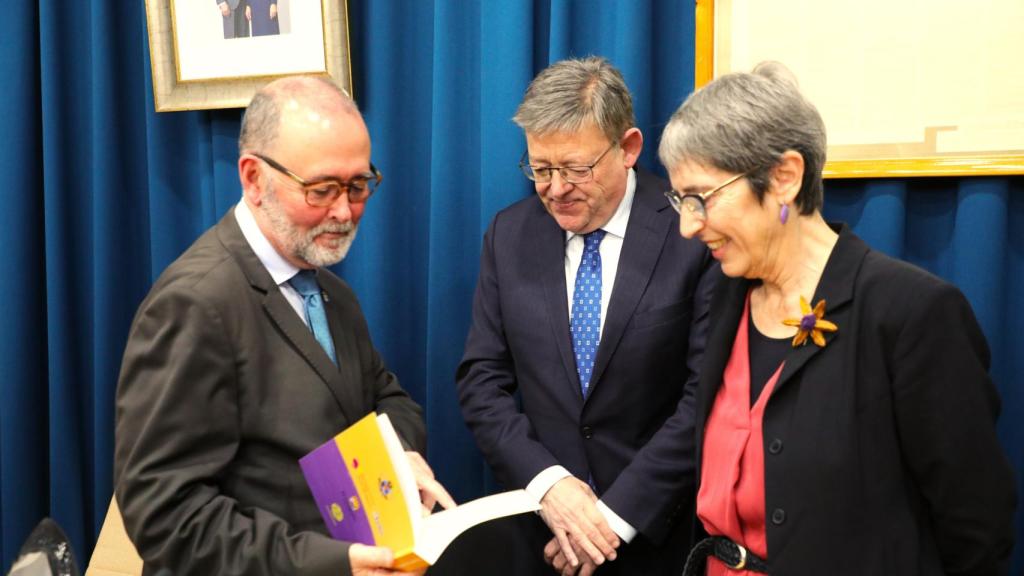 Ximo Puig y Dolors Pedrós atienden al alcalde Juanjo Berenguer en la clausura del pleno del CVC en El Campello.