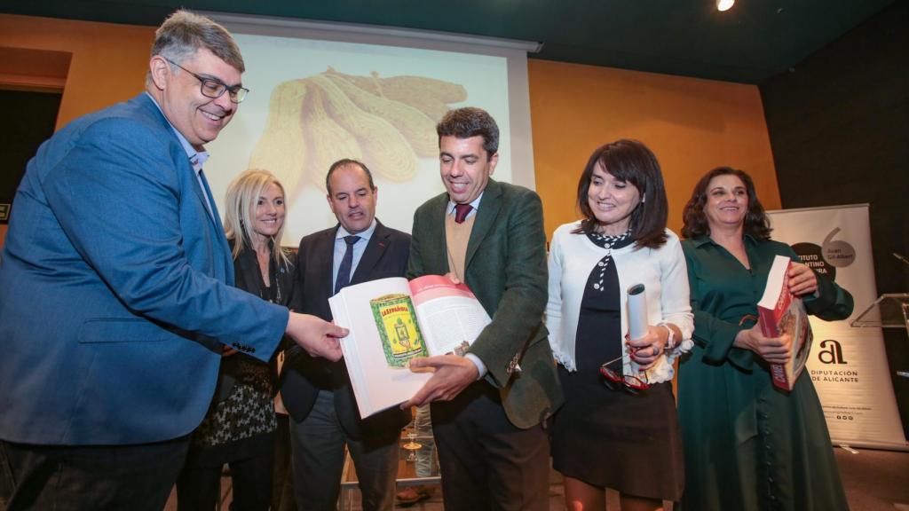 Los coordinadores, David Beltrá y Verónica Quiles, con el presidente y la vicepresidenta de la Diputación.