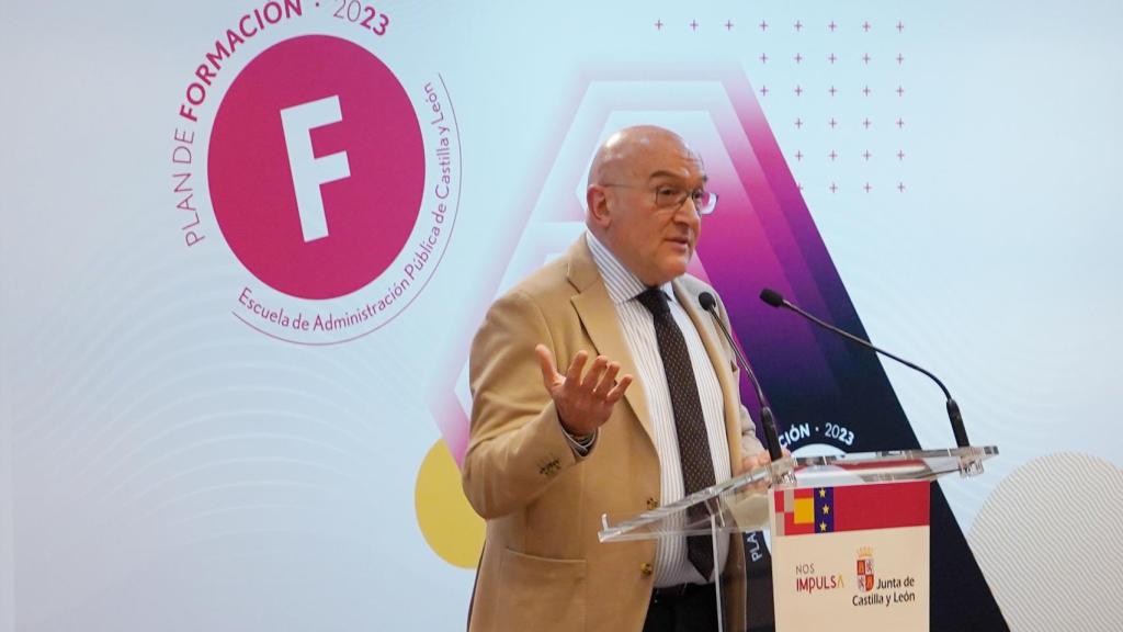 El consejero de la Presidencia, Jesús Julio Carnero, durante su intervención en el curso de la ECLAP, este lunes.