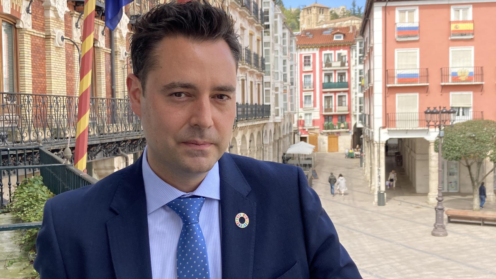Daniel de la Rosa, alcalde de Burgos, posa en la ventana del Ayuntamiento