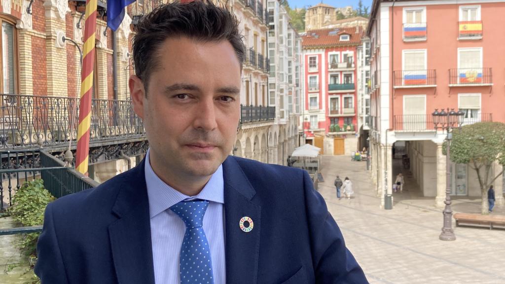 Daniel de la Rosa, alcalde de Burgos, posa en la ventana del Ayuntamiento